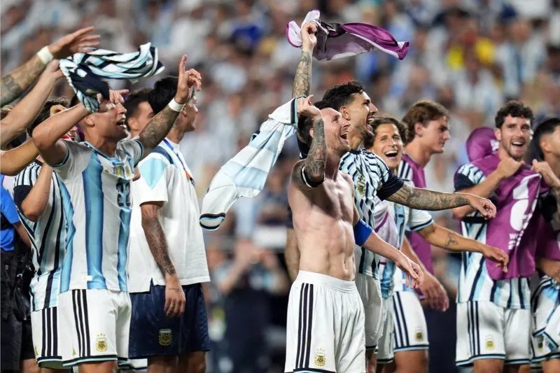Argentina đi tiếp bằng thực lực