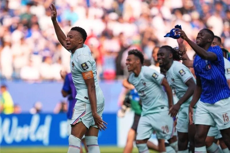 Mbappe tỏa sáng đưa Les Bleus tiến bước